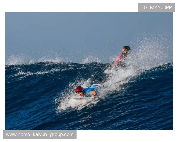 冲浪选手自创舞步浪上跳